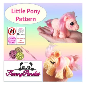 Puede incluir: Un patrón de ganchillo para un pequeño poni, con el texto Little Pony Pattern, FrannyPandas y This Pattern is NOT AI Generated. La imagen muestra dos ponis tejidos a ganchillo con crines y colas de hilo rosa, junto a ovillos de lana y un ganchillo.