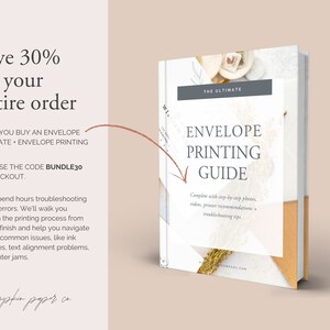 Puede incluir: Una gu&iacute;a digital blanca y dorada titulada "The Ultimate Envelope Printing Guide" con el texto "Complete with step-by-step photos, videos, printer recommendations + troubleshooting tips." La gu&iacute;a est&aacute; sobre un fondo marr&oacute;n claro.