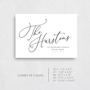 Puede incluir: Una tarjeta blanca con caligraf&iacute;a negra que dice "The Hurstons" y su direcci&oacute;n, "123 Richland Avenue, Sterling, Virginia 12345". La tarjeta est&aacute; disponible en cinco tama&ntilde;os: A7.5 - 7.5" x 5.5", A7 - 7.25" x 5.25", A6 - 6.5" x 4.75", A2 - 5.75" x 4.375" y A1 - 5.125" x 3.625".