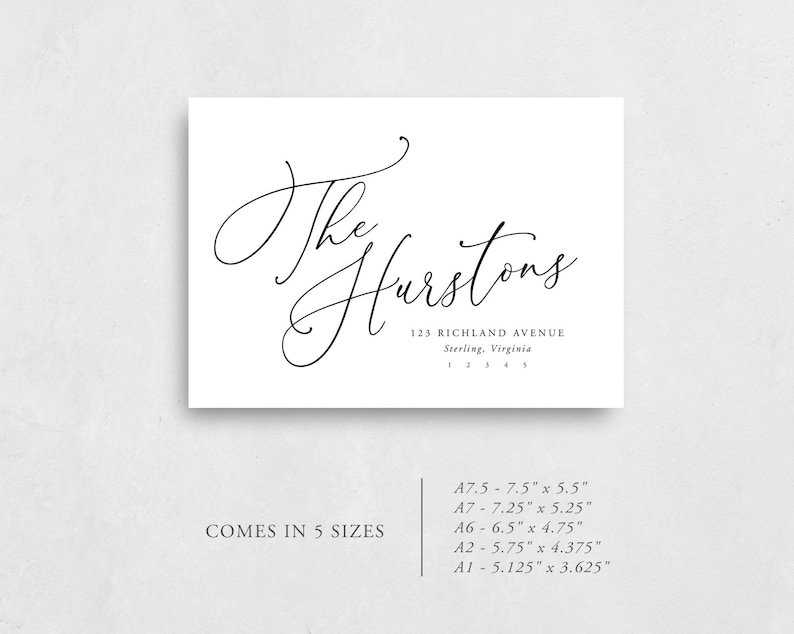 Puede incluir: Una tarjeta blanca con caligraf&iacute;a negra que dice "The Hurstons" y su direcci&oacute;n, "123 Richland Avenue, Sterling, Virginia 12345". La tarjeta est&aacute; disponible en cinco tama&ntilde;os: A7.5 - 7.5" x 5.5", A7 - 7.25" x 5.25", A6 - 6.5" x 4.75", A2 - 5.75" x 4.375" y A1 - 5.125" x 3.625".