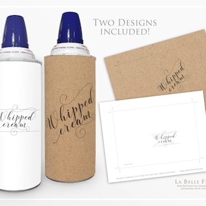 Peut inclure: Deux modèles imprimables pour étiquettes de crème fouettée. Les modèles présentent un fond brun avec du texte blanc qui dit "Whipped Cream" en écriture cursive. Le texte est dans un cercle avec un motif en spirale. Les modèles sont sur un fond blanc avec le texte "Deux modèles inclus !" en haut.