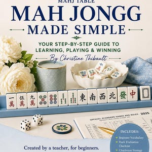 Könnte beinhalten: Ein Buch mit dem Titel Mah Jongg Made Simple von Christine Thibault, das einen blauen Halter mit Mah-Jongg-Steinen, eine Schale mit Steinen, zwei Würfel, einen Spielmarker und eine Karte mit den offiziellen Regeln für 2025 zeigt. Text ist enthalten.