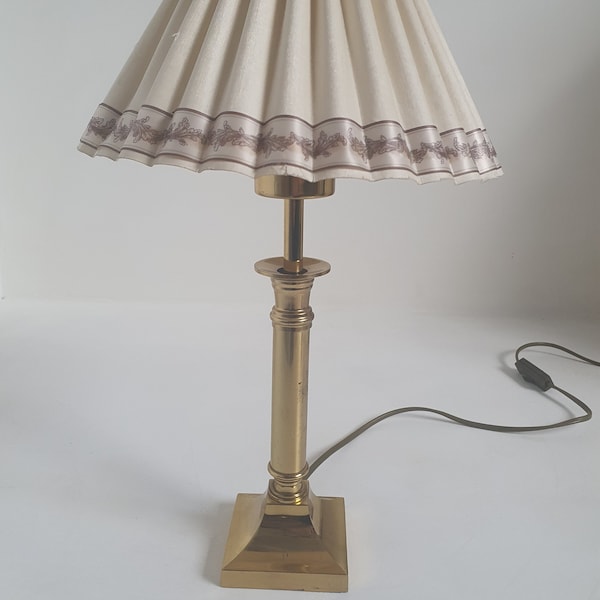 Vintage Tischlampe Hollywood Rengency Style mit goldfarbenem Sockel