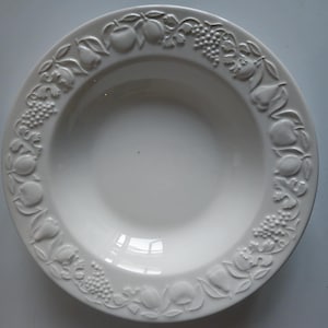 2 Piatti in porcellana bianca 25 cm Franco Giorgi by Quadrifoglio con decoro di frutta in rilievo anni &#39;70