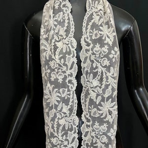 2 yards de dentelle aux fuseaux ancienne de Bruxelles, 19e C, longue, magnifiques motifs floraux et défilants, remplissage picots à l'aiguille, collection dentelle