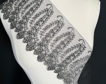 Dentelle noire ancienne des années 1800, dentelle de chantilly, brins de feuilles rampants, dentelle noire victorienne, couture, création de costumes, mode XIXe