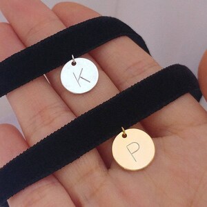 Collar de gargantilla de disco delicado personalizado, collar inicial de plata dorada, collar de gargantilla de terciopelo hecho a mano, collar de letra estampada a mano