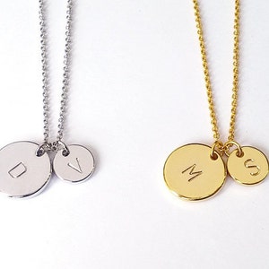 Collar de disco inicial de dos círculos de oro y plata personalizado, collar de letra de madre e hija personalizado, inicial de él y de ella, regalo del día de la madre