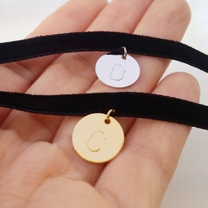 Personalisierte zarte Scheibe Choker Halskette, Gold Silber Initial Halskette, Handgemachte Samt Choker Halskette, Buchstabe Halskette