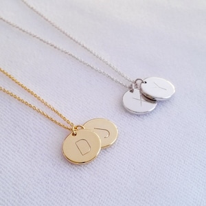 Collar de letra de disco personalizado, dos iniciales de oro, collar de encanto de monograma de plata, colgante de moneda de círculo inicial, regalo de dama de honor