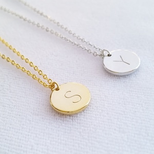 Collar de disco inicial personalizado, collar de encanto de moneda de oro / plata estampado a mano personalizado, colgante de círculo de monograma de letra, regalo de dama de honor