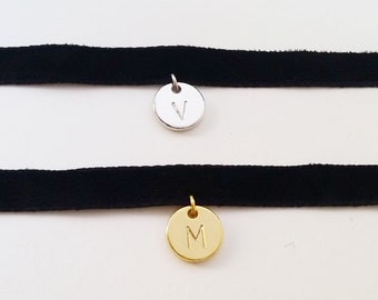 Collier de tour de cou de disque de pièce de monnaie Dainty personnalisé, pendentif en argent or minuscule estampillé à la main, collier de tour de cou en velours noir, cercle de caractère initial
