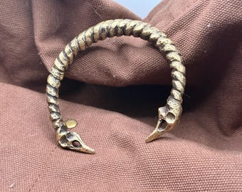 Pulsera tipo torque de latón con calavera de cuervo hecha a mano / Brazalete abierto de inspiración nórdica / Joyería rústica fundida