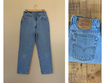 30” Levis High Waisted Jeans Light Wash / 90’s Levis Straight Leg / Vintage High Waisted Jeans / High Waist Straight Leg Levis Size 30