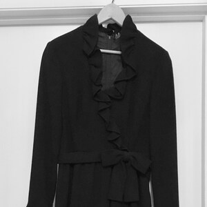 1962 Mollie Parnis Designer Wolle wickeln Vintage schwarz Rüschen Top Kleid mit Schleife Gürtel in schönem Zustand