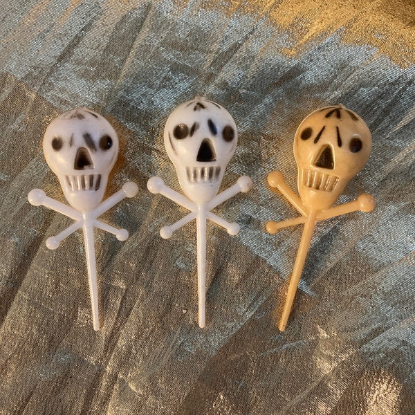 3 vintage Halloween Skull and Crossbone Picks Cure-dents Cupcake Toppers Objets d’artisanat