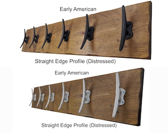 Puede incluir: Dos percheros de madera con acabado desgastado y ganchos de metal. El perchero superior tiene ganchos negros y el inferior tiene ganchos blancos. Ambos percheros tienen el texto "Early American" y "Straight Edge Profile (Distressed)" impreso en ellos.