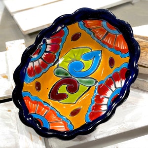 Tigela vintage de cerâmica Talavera H. Venegas: decoração floral pintada à mão.