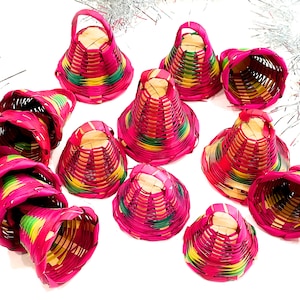 VINTAGE: 10 Stück - Guatemalteken gewebte geflochtene rosa Strohglocken - Ornamente - Kunsthandwerk - Baumschmuck - Made in Guatemala - SKU Wanne-25-00033850