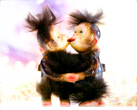 VINTAGE: 1950s - Japan - Ceramic Kissing Chimps Figurine