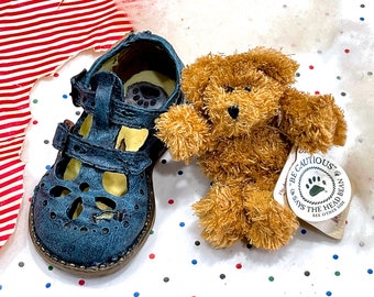 VINTAGE: 2001 - Boyds Bears Foot Friends Collection Nellie...Baby Buckles - Bear in Shoe Figurine - # 641002 - New Baby - Baby Shower - Gift