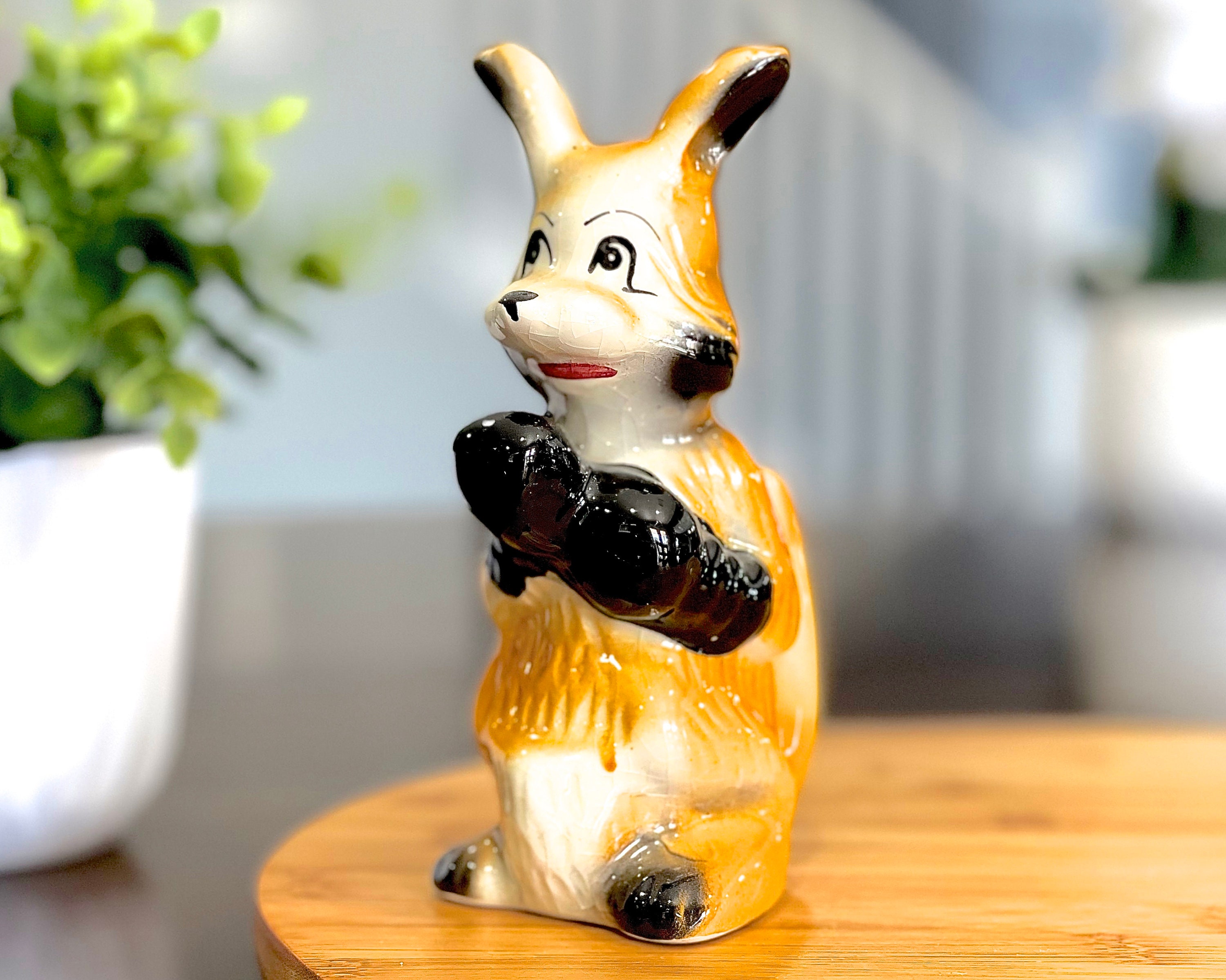 ヴィンテージセラミック製ボクシングカンガルーの置物：手描きの子供 