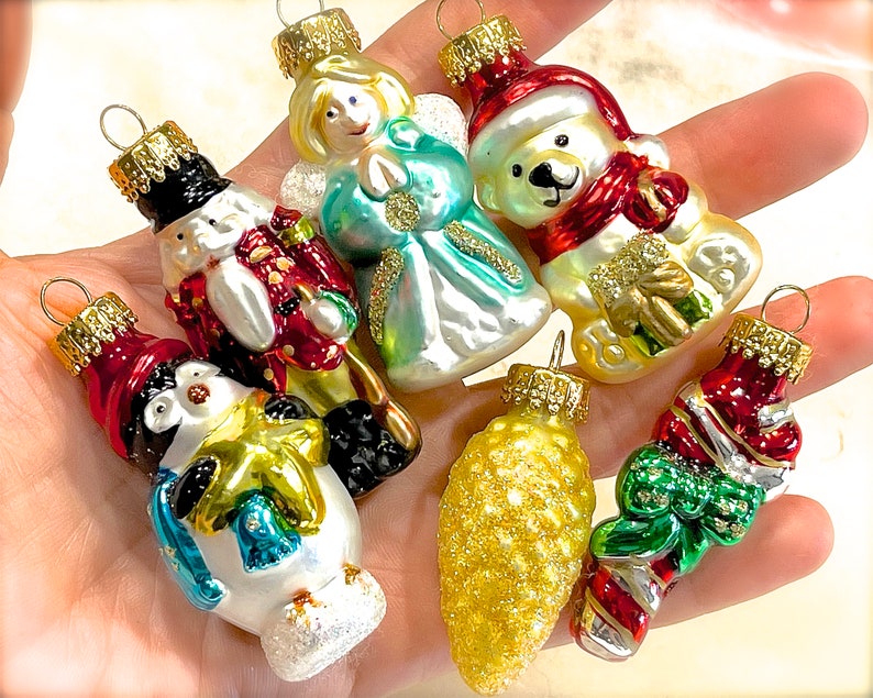 ANCIENNE : 6 pièces Mini décorations en verre pour sapin de Noël Décorations des Fêtes Ours ange soldat canne en bonbon pingouin pomme de pin SKU 00035665 image 3