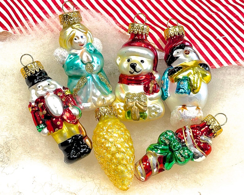 ANCIENNE : 6 pièces Mini décorations en verre pour sapin de Noël Décorations des Fêtes Ours ange soldat canne en bonbon pingouin pomme de pin SKU 00035665 image 1