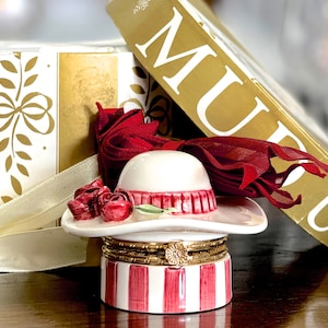 VINTAGE: 1999 - Mud Pie Antiker Rosenhut in Originalbox - Schatzkästchen - # 20626 - Porzellan Trinketbox - Sammlerstück - SKU 29-B-00035241