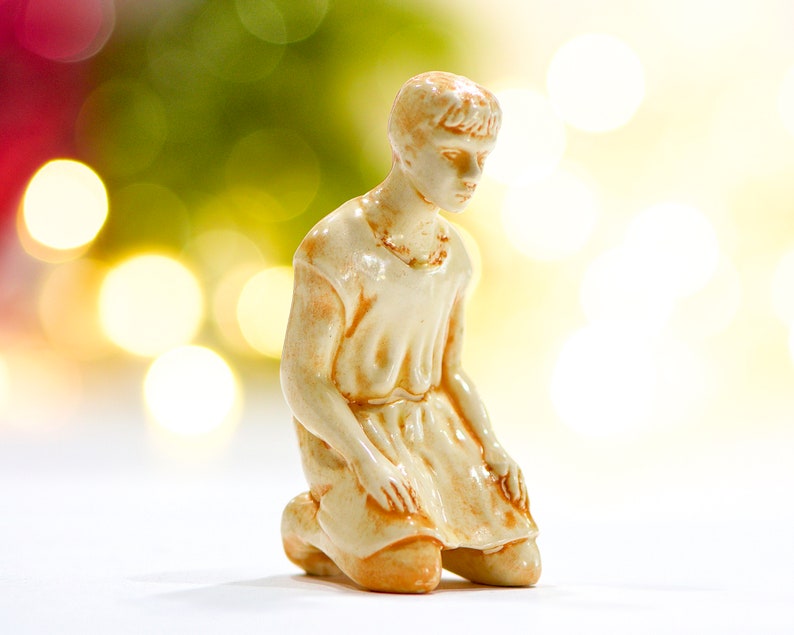 VINTAGE: Ceramic Hand Painted Figurine Boy Kneeling Figurine Christmas Decor Nativity SKU 15-B2-00010271 image 5