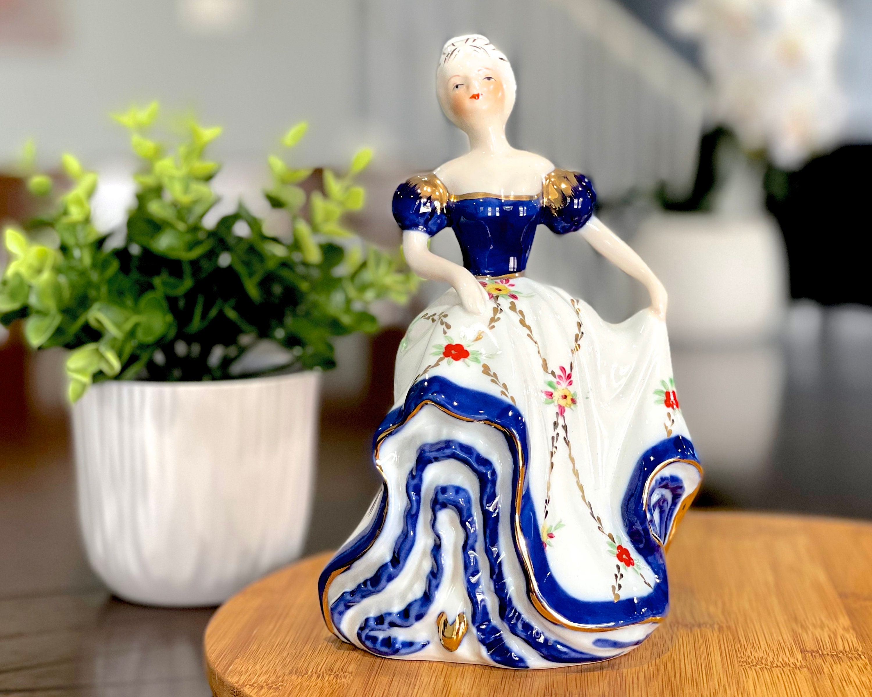 大きめ ヴィンテージ フィギュア 置物 バー 貴婦人 レディー 50年代？ 女性 VINTAGE: Porcelain Victorian Lady Figurine - by KPM - Ball