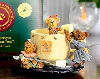 MILLESIME : 2000 - Figurine Boyds Bears « Prissie, Sissie et Missie... Réparer le thé pour trois » dans une boîte - Style # 02000-71 - Plume - SKU 35-C-000352781