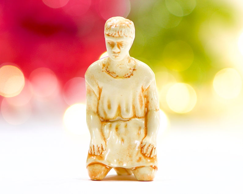 VINTAGE: Ceramic Hand Painted Figurine Boy Kneeling Figurine Christmas Decor Nativity SKU 15-B2-00010271 image 3