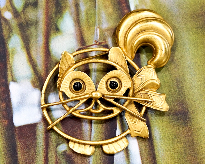VINTAGE SKU 4-A5-00029799 Large Gold Tone Metal Cat Brooch Black Eye Cat Brooch