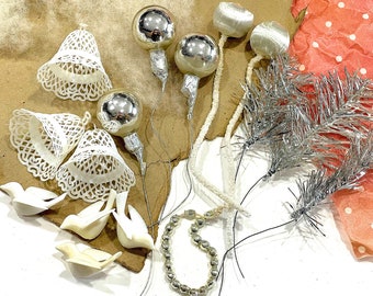 VINTAGE: Zilveren en witte kerstknutselvondsten - Prikkers Stengels Chenille Mercury Bead Picks, Glazen Bol Corsage Bloemstukken