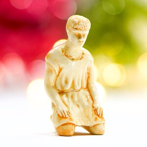 VINTAGE: Ceramic Hand Painted Figurine Boy Kneeling Figurine Christmas Decor Nativity SKU 15-B2-00010271 image 4