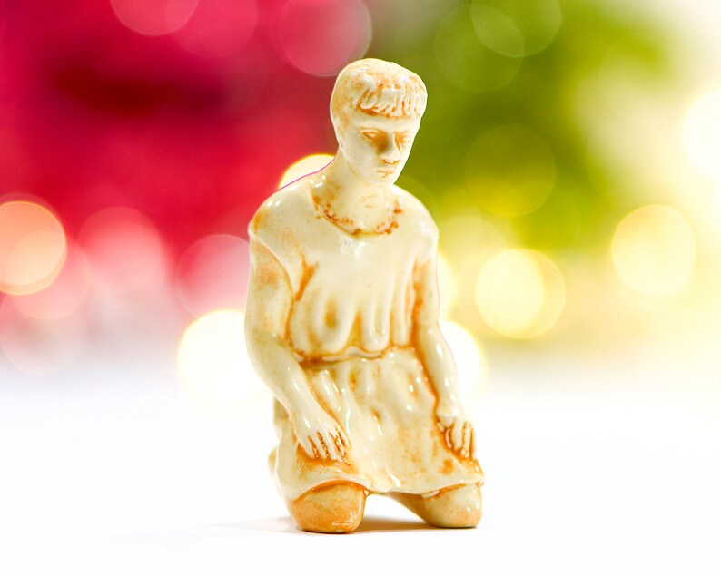 VINTAGE: Ceramic Hand Painted Figurine Boy Kneeling Figurine Christmas Decor Nativity SKU 15-B2-00010271 image 4