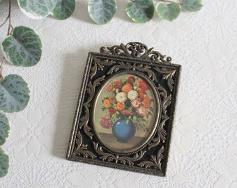 Estampado floral con marco de latón vintage / Marco decorativo en miniatura italiana en relieve / Colorido cuadro de flores victorianas en marco de latón dorado