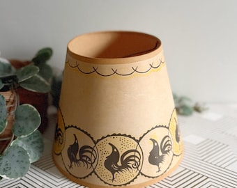 Pantalla de lámpara vintage con forma de gallo / Pantalla de lámpara pequeña de cartón marrón y amarillo estilo kitsch atómico
