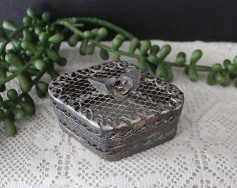 Joyería Vintage / Caja de baratijas - Caja de joyería de plata de filigrana - Bin miniatura de diamante de metal perforado con tapa w / rosa de plata en la parte superior