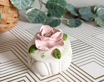 Caixa de joias vintage em porcelana | Porta-joias colorido com tampa em formato de flor 3D | Flor rosa com detalhes verdes