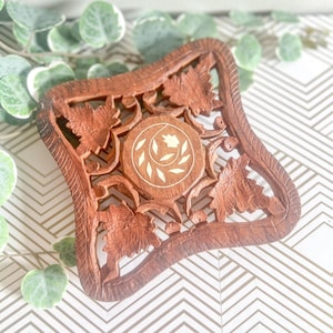 .Vintage Holz Untersetzer | Quadratische geschnitzte Holz Topflappen w / weiße Blume Design