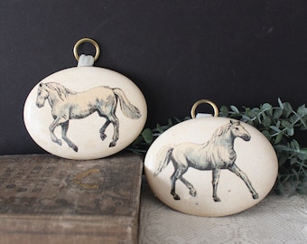 Decoración de pared de caballo con tiza vintage: transfiera la imagen del caballo a tapices de tiza ovalados - Colgador de cuerda y latón