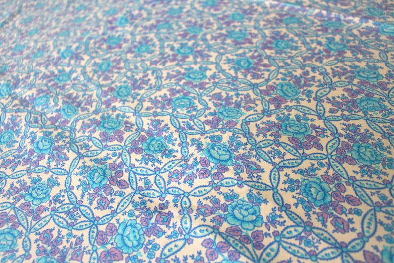 Blue Purple /& White Flower Fabric Piece Cotton Vintage 1970s Floral Rose Fabric Retro Rose Ribbon Material Remnant 2 yds