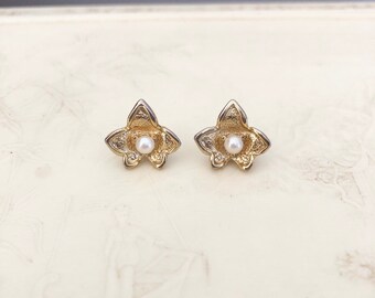 Vintage 1970's Gold & Pearl Flower Earrings - Small Boho Floral Earrings - Hippie Bohemian Retro Costume Jewelry - Stud Back