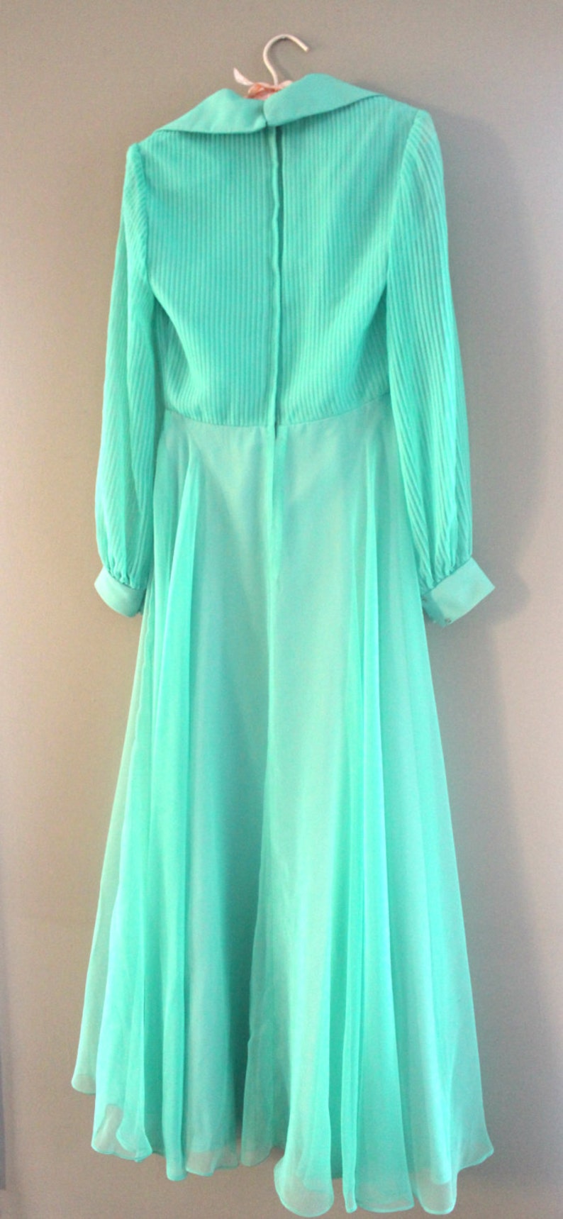 What Color Heels To Wear With Burgundy Dress