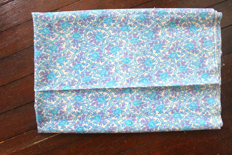 Blue Purple /& White Flower Fabric Piece Cotton Vintage 1970s Floral Rose Fabric Retro Rose Ribbon Material Remnant 2 yds