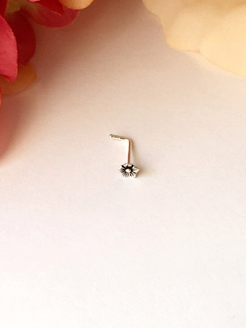 Flower Nose Stud. 20 gauge. image 4