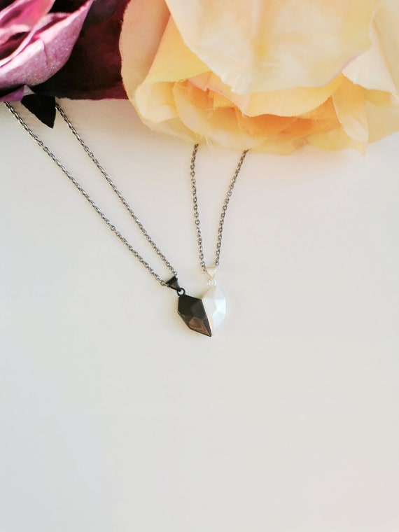 Set of 2 Necklaces Magnetic Couple 