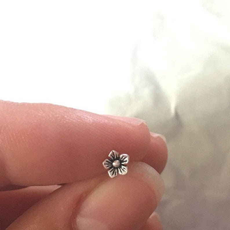 Flower Nose Stud. 20 gauge. image 5